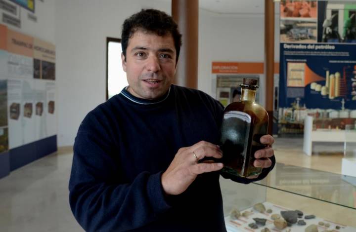 Carlos Gallo, alcalde de Sargentes de la Lora muestra un frasco de oro negro extraído del campo petrolífero.
