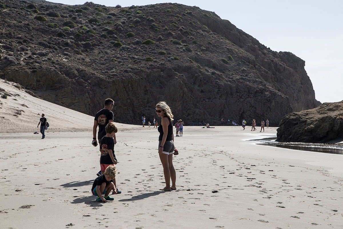 En familia en la playa de Mónsul.