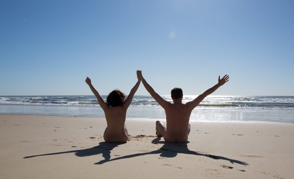 Adiós al bañador: playas para zambullirte como Dios te trajo al mundo