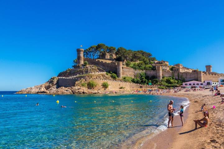 Tossa de Mar es la única población medieval fortificada que existe en el litoral catalán. Foto: Shutterstock.