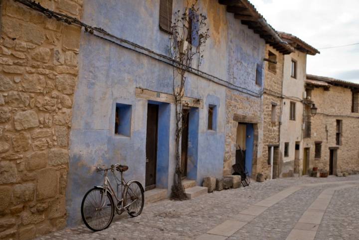En esta comarca se alzan joyas poblaciones con menos habitantes que los que viven en la manzana de tu casa, como Valderrobles. Foto: Sofía Moro.