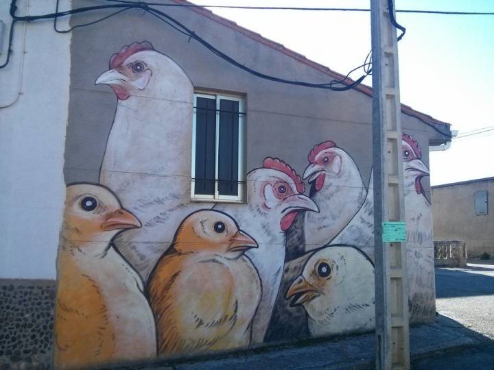 Las gallinas de Parsec! en una fachada de Castrogonzalo. Foto: Henar Ortega.