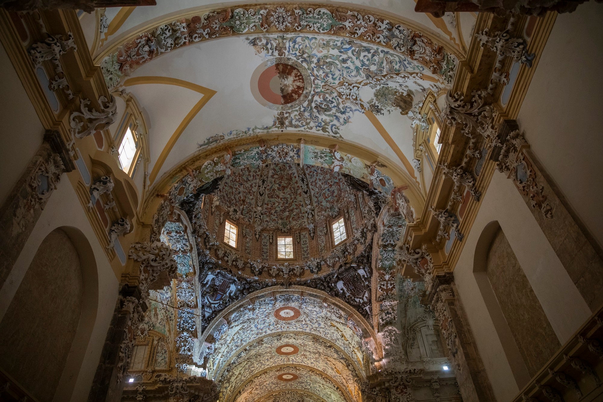El interior del monasterio se encuentra profusamente decorado.