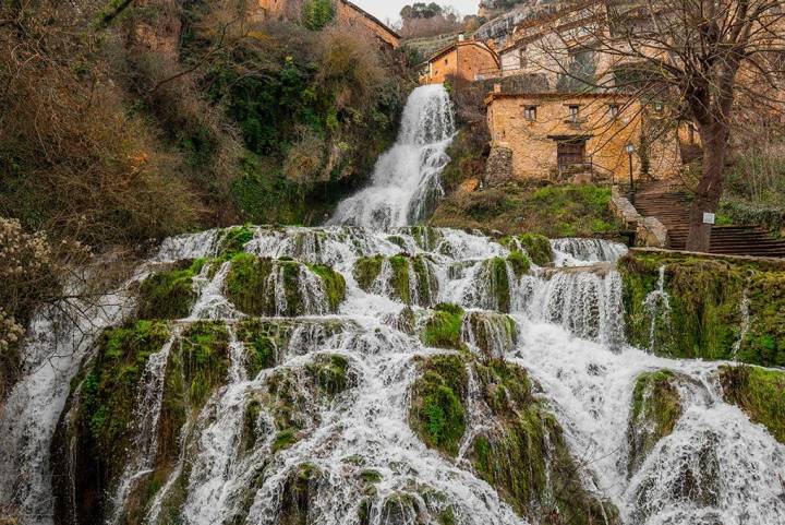 La famosa cascada del río que atraviesa sin miedo Orbaneja del Castillo.
