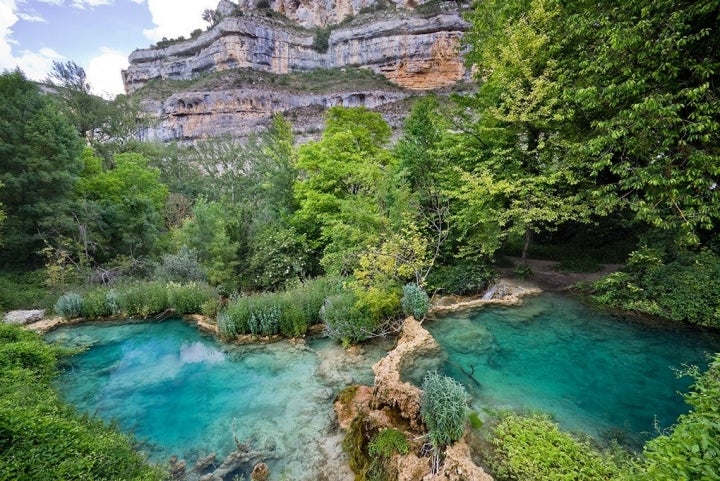 Sus aguas a su paso por Orbaneja del Castillo enamoran a cualquiera.