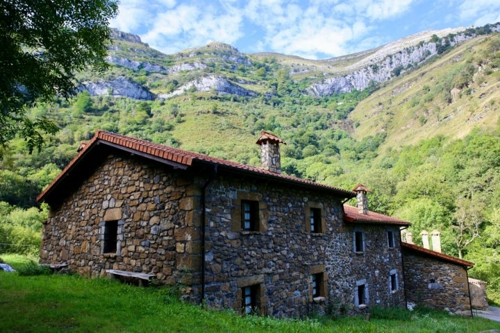 Alojamiento rural Casucas de Asón en los collados del Ansón (Cantabria).