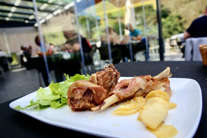 Cabrito asado en el restaurante 'Coventosa' (Cantabria).