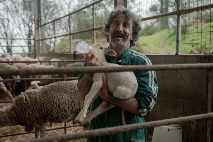 ANIMAL SALVAJE. Luis Zahera as Antón in episode 01 of ANIMAL SALVAJE. Cr. Jaime Olmedo/Netflix © 2024