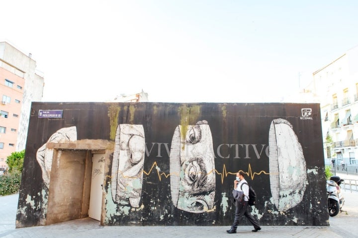 Plaza del Poeta Leopoldo de Luis. Mural de Eddaviel.