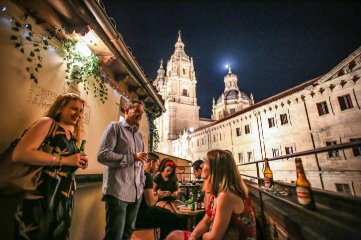 La azotea de la Malhablada esconde una cafetería con vistas a la Clerecía y la calle Compañía. Foto: Félix Corchado