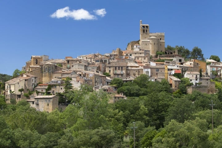 Vista de la pintoresca Àger, en la comarca de Noguera, presidida por la Colegiata de San Pedro.