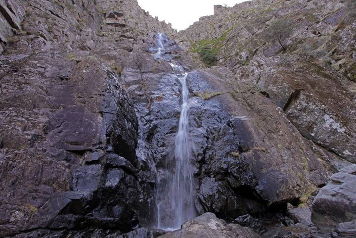 La cascada del Chorro de la Meancera, con sus más de cien metros de caída. Foto: Junta de Extremadura.