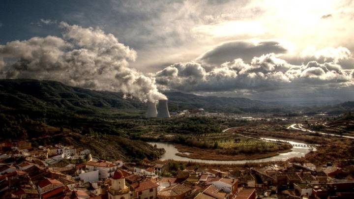 Panorámica del municipio de Cofrentes, vista desde el castillo. Foto: Toni Rodrigo / Flickr CC