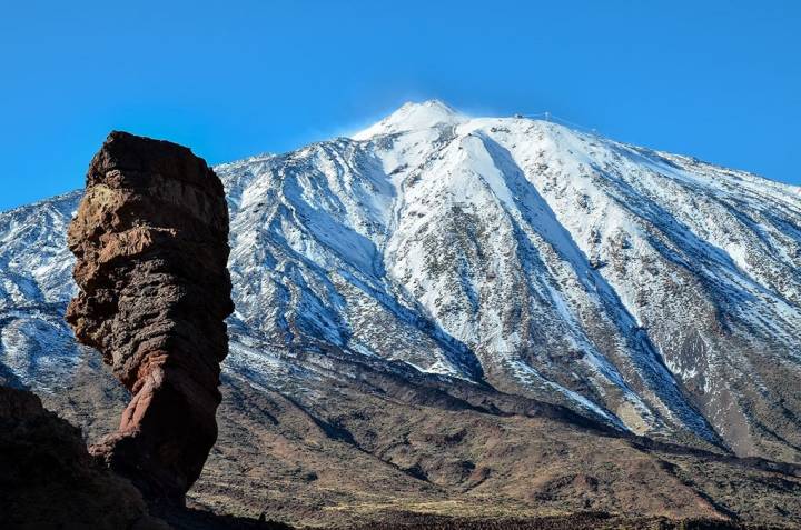 El Roque Cinchado y, al fondo, el Teide nevado, ambos en el Parque Nacional del Teide.