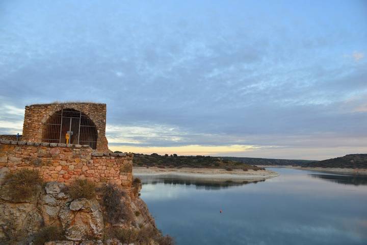 El Castillo de Peñarroya es una de las visitas turísticas obligatorias en las Lagunas de Ruidera. | Shutterstock.