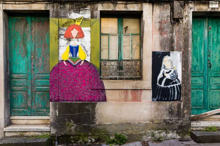 Representación libre de 'Las Meninas' en el barrio de Canido entre dos puertas de las casas del barrio.