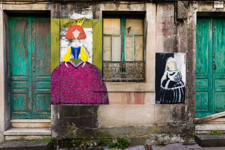 Representación libre de 'Las Meninas' en el barrio de Canido entre dos puertas de las casas del barrio.