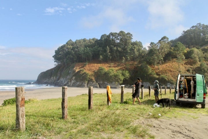 En playa de Otur el ambiente surfero es el que manda.