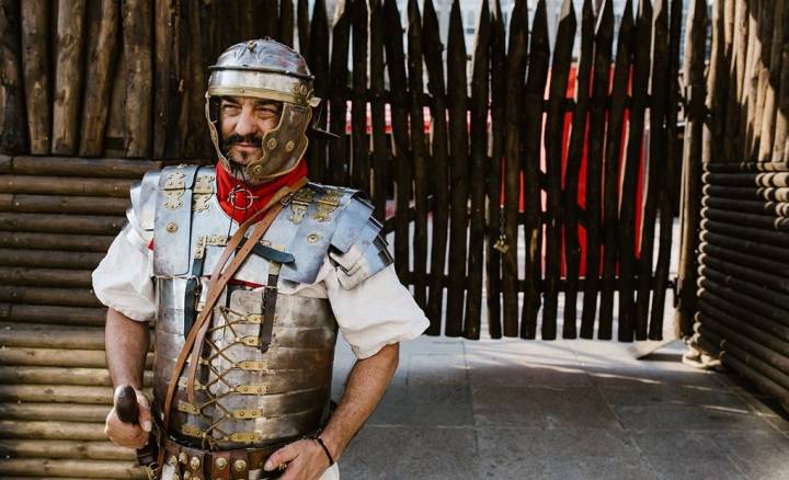 Legionario Caius Servilius haciendo guardia en Lugo.