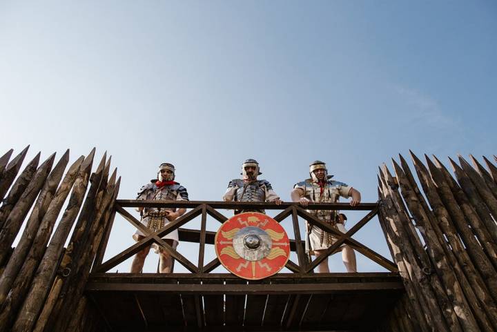 Los tres aguerridos y serios legionarios vigilan desde lo alto en la puerta de su campamento.