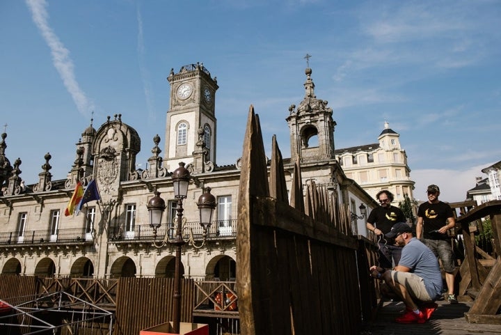 Últimos retoques al campamento de la Cohors III, en plena plaza del Ayuntamiento.