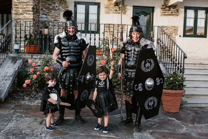 Marcos, junto al pequeño Mateo, y el pilluelo de Nico, de 4 años, al lado de Bernard. Dos generaciones de pretorianos.