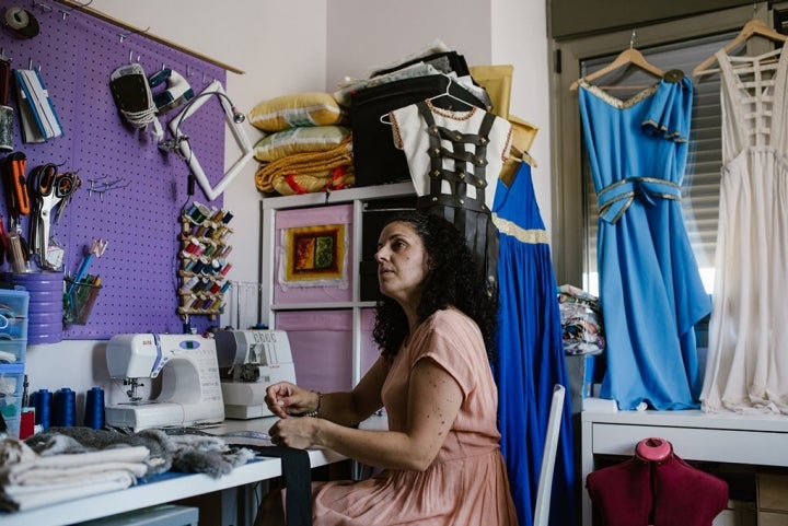 Verónica Vázquez, apura las últimas horas de la fiesta en su taller.