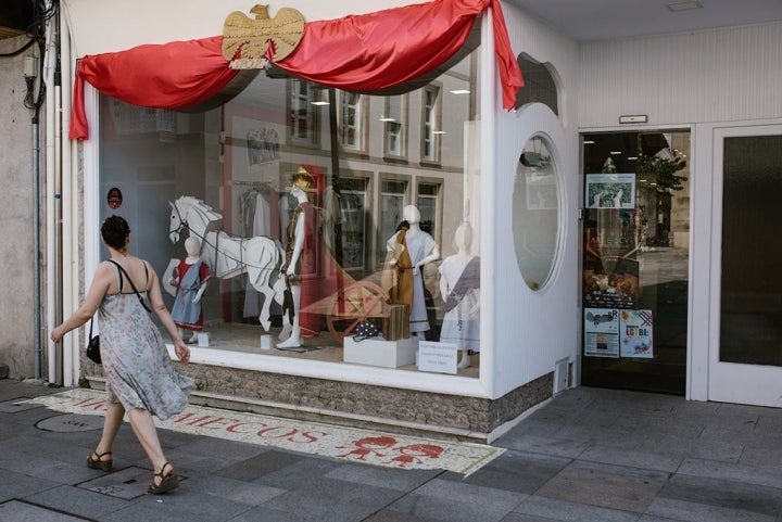 Las tiendas también se preparan para la celebración.