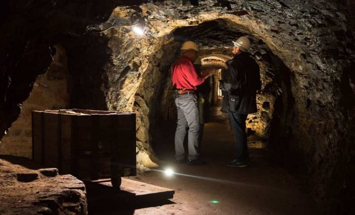 Aunque los visitantes solo descienden hasta el primer nivel, es suficiente para imaginar las duras condiciones de la mina.