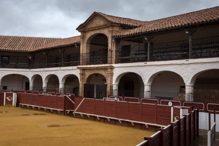 Reconvertida en una zona de restauración, la plaza de toros llegó a albergar viviendas.