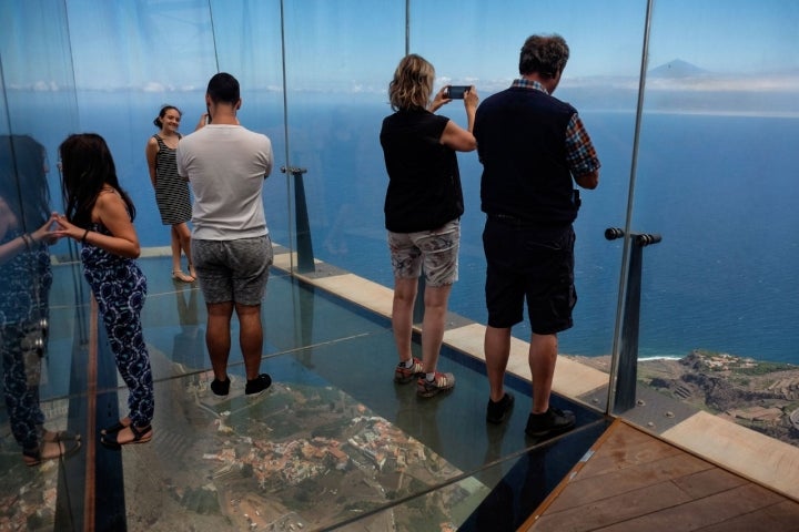 Visitantes en el túnel de cristal del Mirador de Abrante.