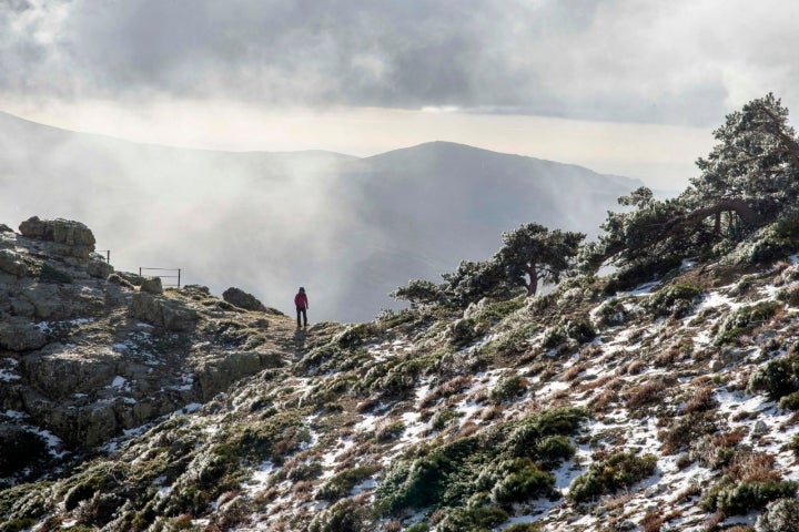 Las brumas acarician las laderas de las montañas.