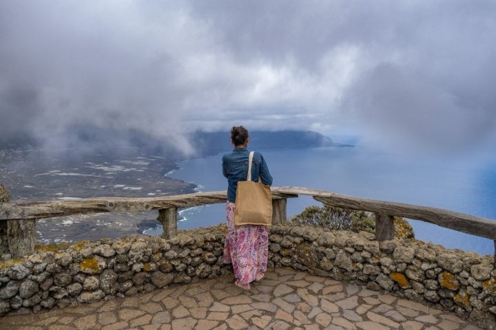 Mujer en uno de los balcones del Mirador de la Peña.