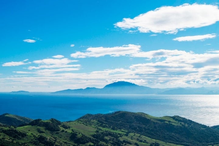 En días claros se ven la ciudad de Ceuta (a la izquierda) y la de Tánger (a la derecha). Foto: shutterstock.com