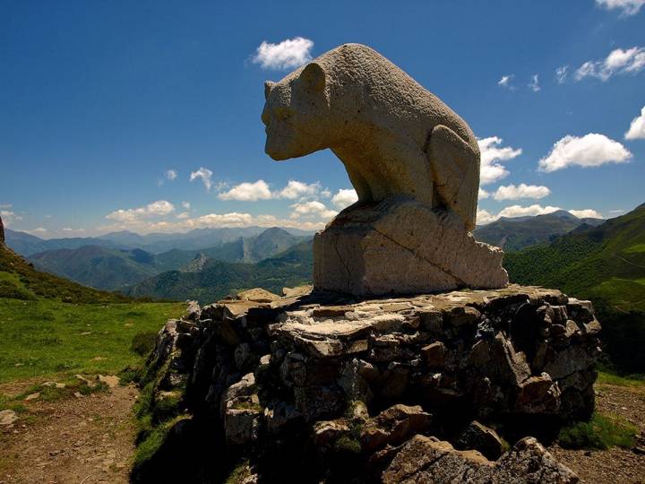 La estatua del oso también mira a Picos de Europa. Foto: Simon Wilkinson. Flickr.