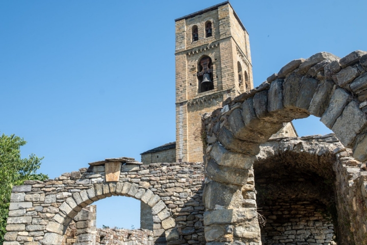 Los vestigios arqueológicos de la antigua abadía de la localidad.
