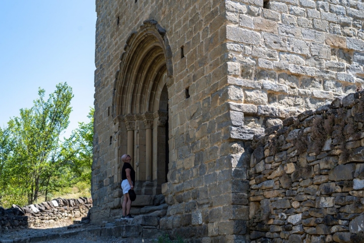 Entrada a la ermita de San Juan, uno de los primeros edificios recuperados.