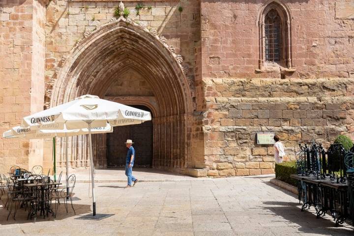 Puerta de la excolegiata de Santa María la Mayor.