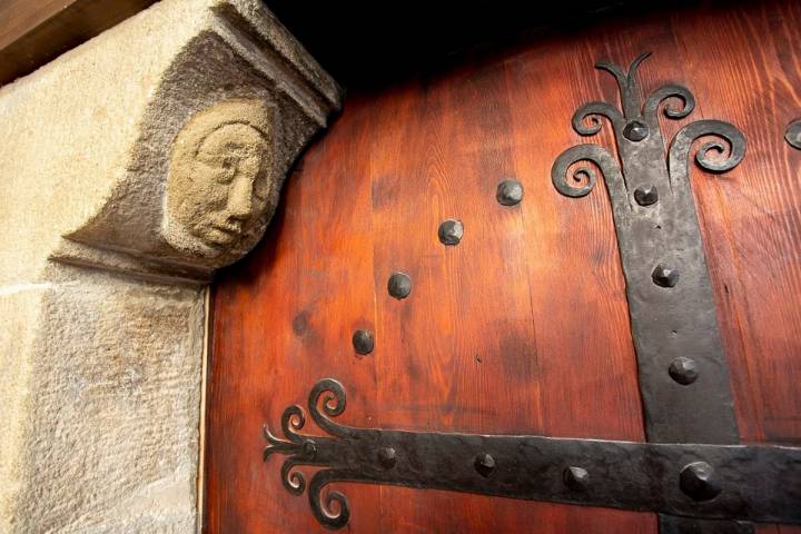 Las puertas de las antiguas casas solariegas están plagadas de detalles.