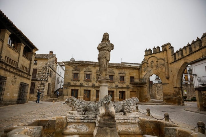 fuente leones baeza