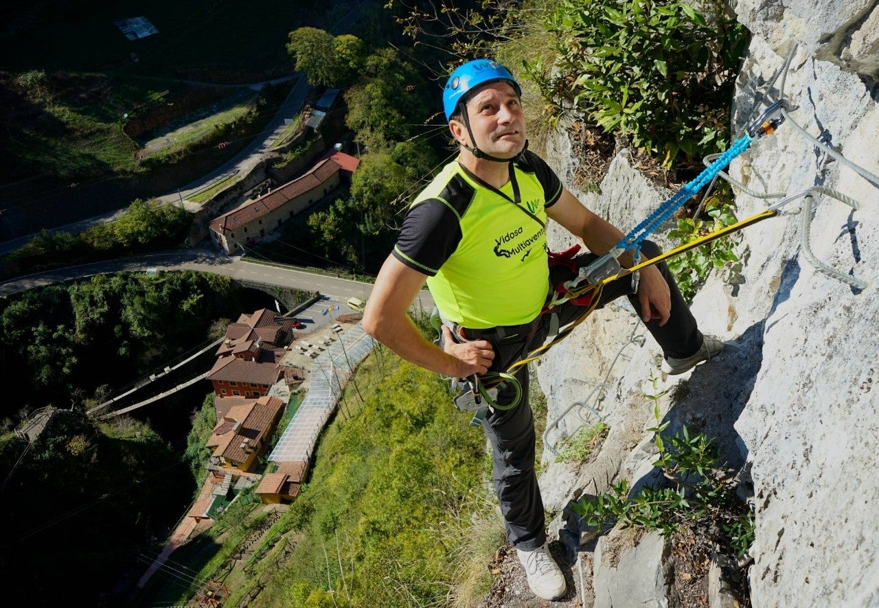 Gabriel Iglesias, trepando por la montaña.