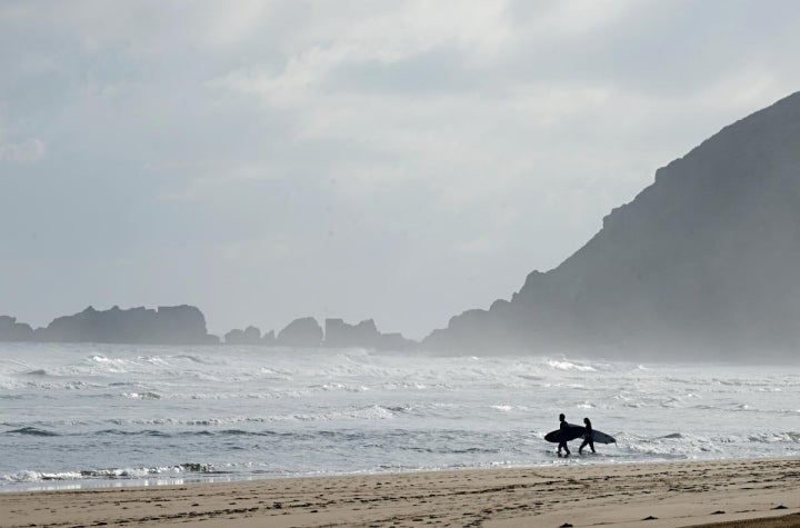 Surferos en Geoparque Costa Vasca. Foto: Marga Estebaranz.