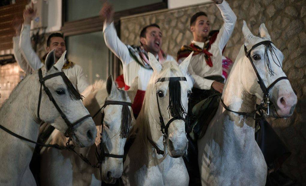 La loca carrera de más de 1.000 caballos en la 'Encamisá'