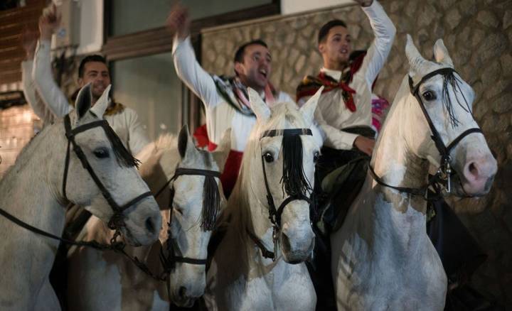 Tres personas sobre caballos celebrando la fiesta de la Encamisá.