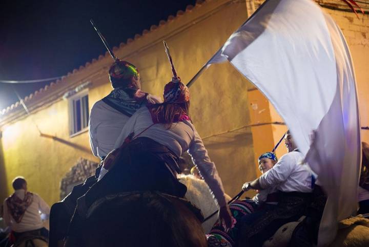 Varias personas a caballo en la fiesta. Foto: Manuel Ruiz Toribio.