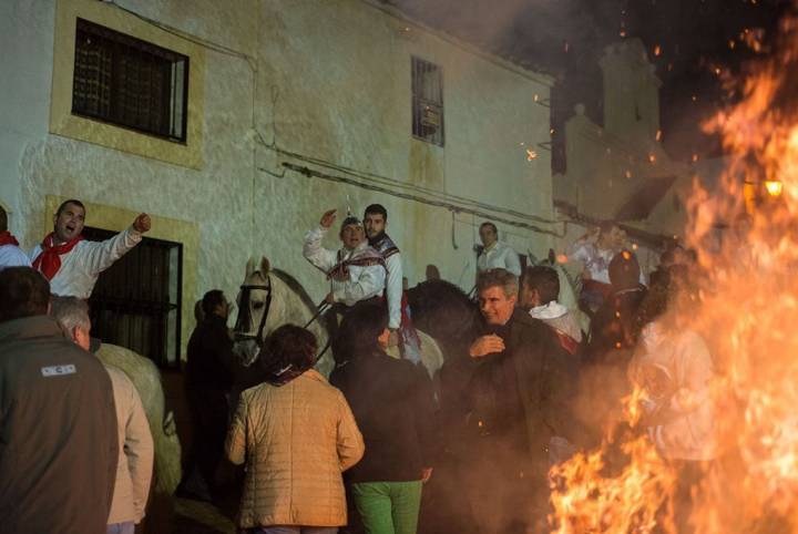 Personas sobre caballos celebran la fiesta delante de todo el pueblo. Foto: Manuel Ruiz Toribio.