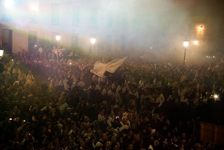 Multitud de gente participando en la celebración de la fiesta. Foto: Manuel Ruiz Toribio.