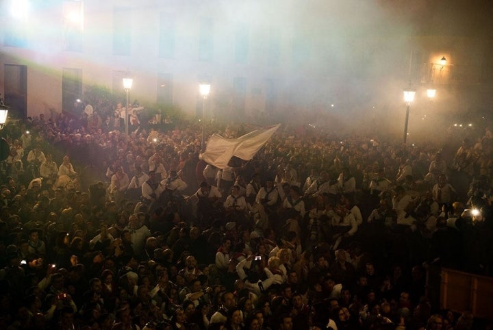 Multitud de gente participando en la celebración de la fiesta. Foto: Manuel Ruiz Toribio.