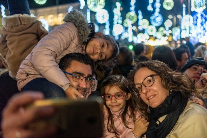 Alejandra y Marcelino, con sus hijas, vigueses y amantes de estas fechas.