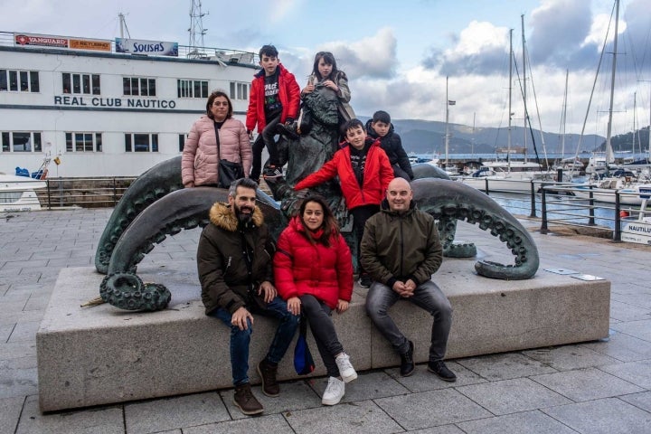 Dos familias de Lugo, esperando el anochecer iluminado.